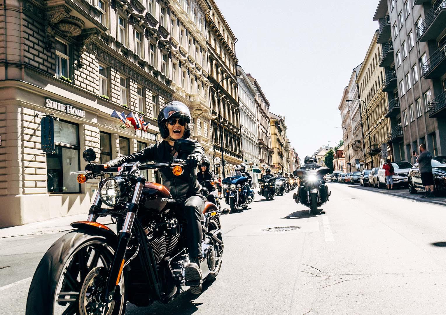 harley davidson parade fan